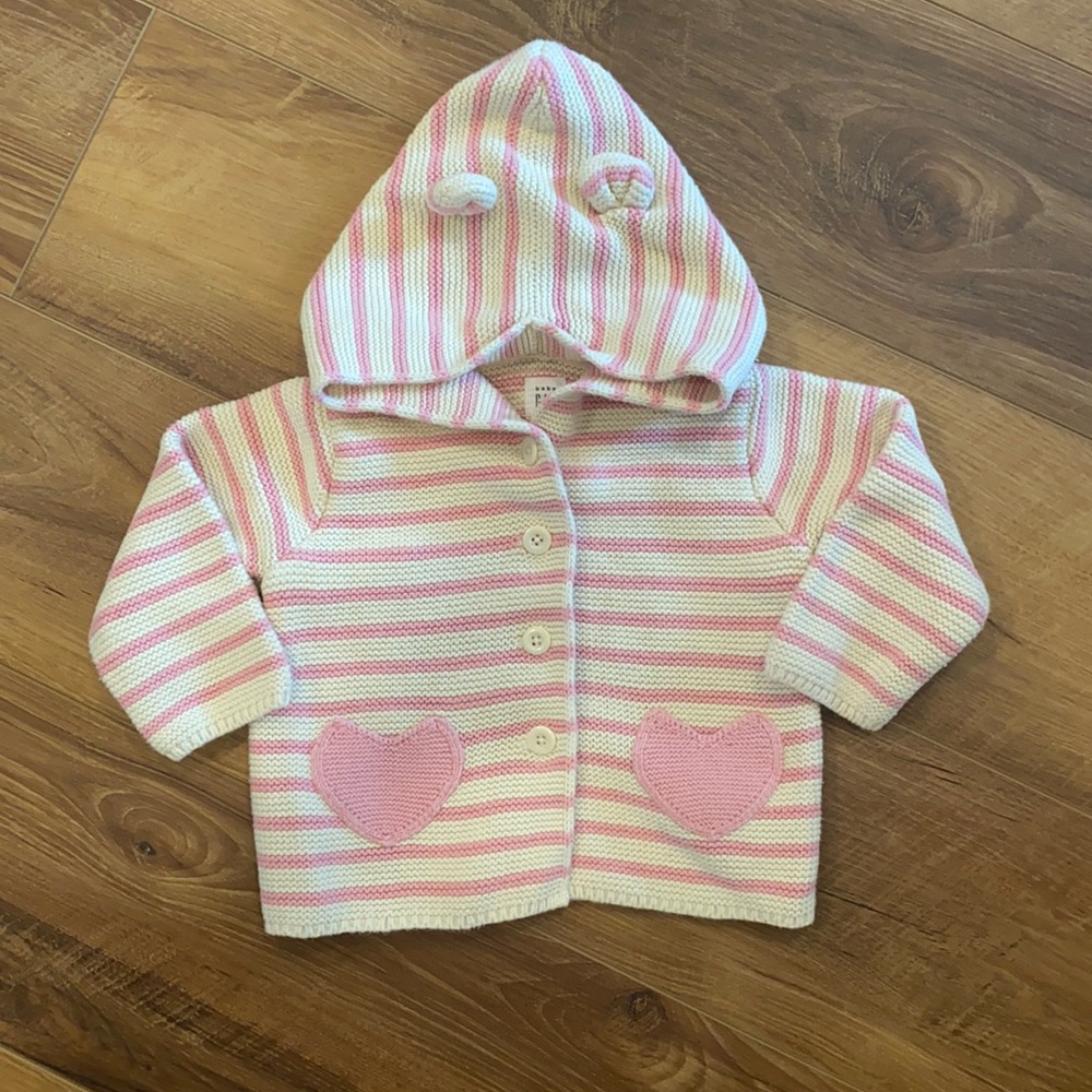 Hooded sweater with pink heart pockets